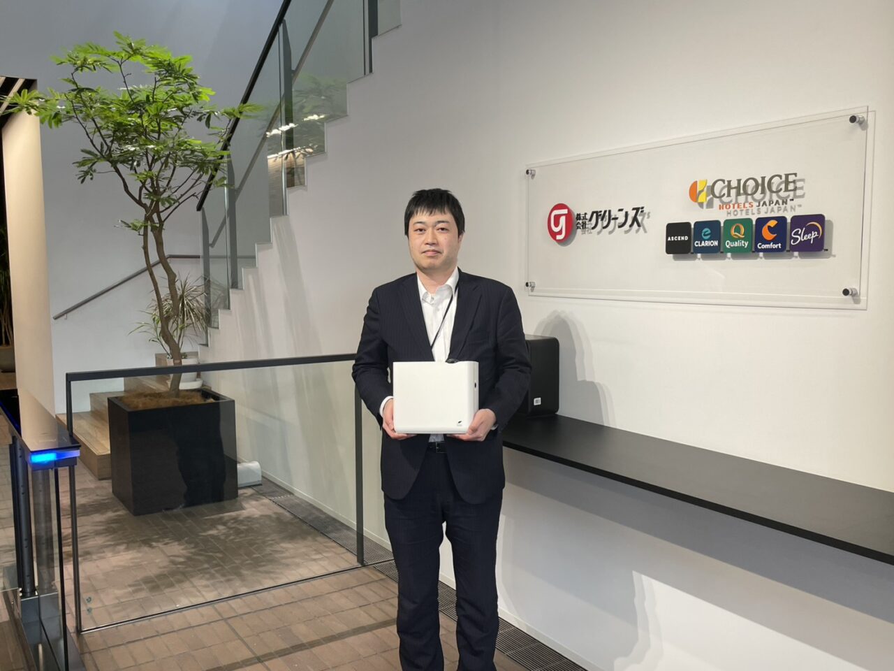 環境・人への優しさと「清掃しながら消臭」の両立を全国119施設で実現したグリーンズの「次世代空間戦略」