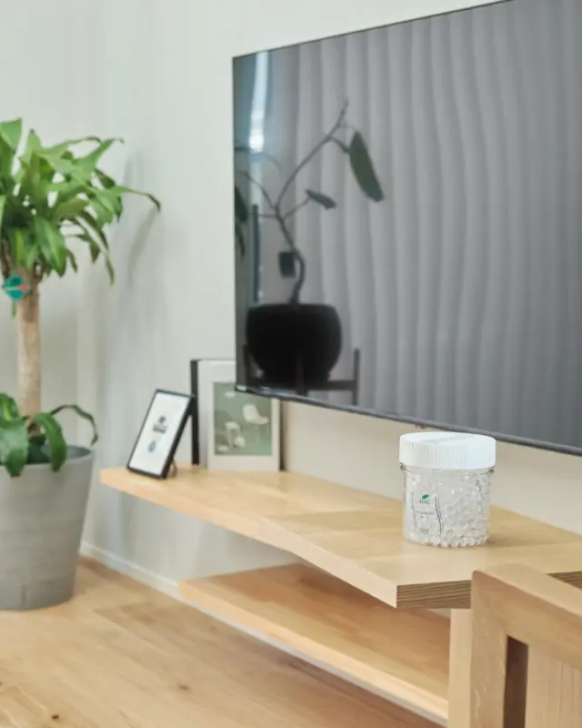 「ニオイを消せないか？」—— そんな思いから、ハルの消臭剤は生まれました。

🌲消臭のヒントは、植物の力。
代表の松浦令一が10代の頃、農家でカンナ屑が牛舎のニオイを抑えるのを目にしました。
そこから「植物にはニオイを分解する力があるのでは？」と考え、研究を開始。

試行錯誤の末、2年かけて開発したのが——
✅ マツ・ヒノキ・スギなど針葉樹系の成分を抽出した100％植物由来の消臭成分！
✅ 食品工場や介護施設など、安全性が求められる現場でも使用可能！
✅ 香りでごまかさず、ニオイをしっかり分解！

香料を使わず、植物本来の力だけで消臭するから、
お子さまやペットがいるご家庭でも安心して使えます✨

———————
商品詳細はプロフィールリンクからご確認ください🛒𓈒𓂂𓏸
DM・コメントでのお問い合わせもお気軽にどうぞ😊
———————

#ハルの消臭剤 #消臭剤 #植物由来 #ニオイ対策 #暮らしの道具